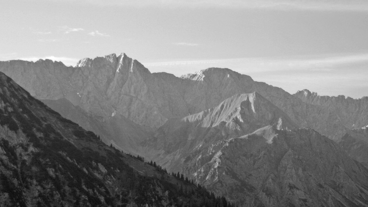 die Gabelspitze bildet mit dem abgeflachten Maldongrat den westlichen Teil des Heiterwandzuges - ihr vorgelagert findet sich der Tschachaun mit seinen steil nach Nordost abfallenden Fels- und Graspleisen