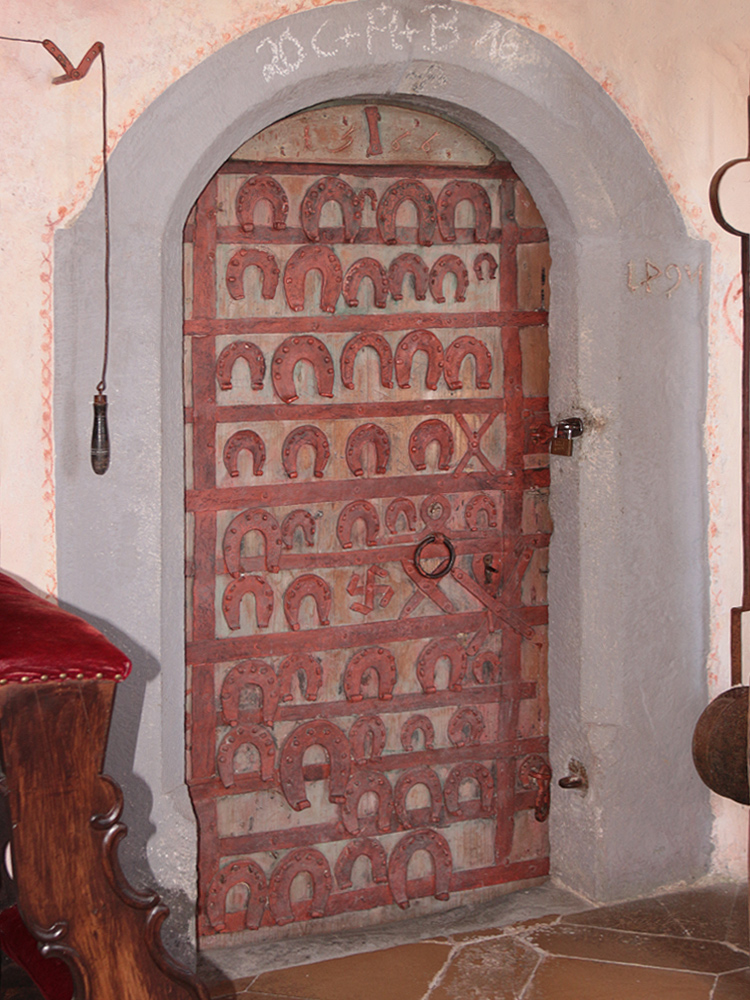 bemerkenswerte mit Hufeisen beschlagene Tür im Presbyterium der Stephanskapelle