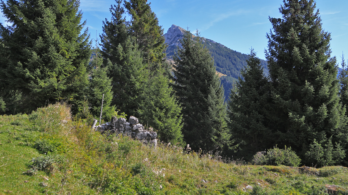 die verbliebenen Grundmauern der einstigen Rauther Alpe